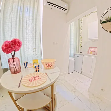 Appartamento Beautiful Refurbished Air Conditioned Heart Of