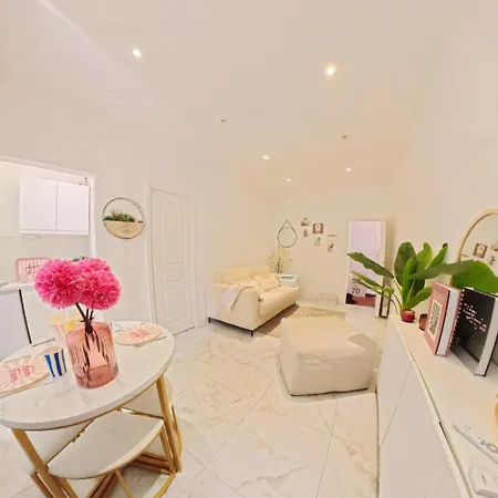 Beautiful Refurbished Air Conditioned Heart Of *